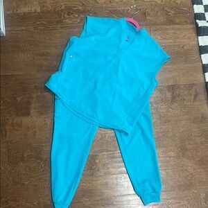 Figs Teal scrub set! EUC Small Rafael top and medium joggers.